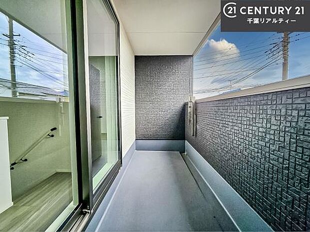 陽当たりの良いバルコニーで、お洗濯物もよく乾きそうですね！お天気の良い日にはバルコニーへ出てリフレッシュするのも気持ちよさそうです。