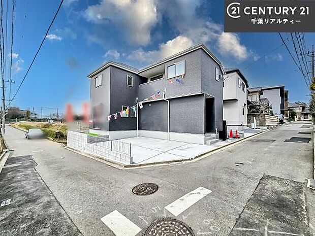 前面道路は4ｍ！陽当り良好な立地です。車庫入れが苦手な方も安心ですね。