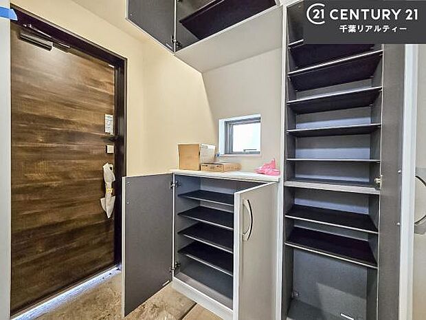 シューズボックス付きなので、玄関が片付きお掃除がしやすいです！スッキリした玄関で戸を開けた瞬間、清潔感のある心地いい空間が出迎えてくれます。