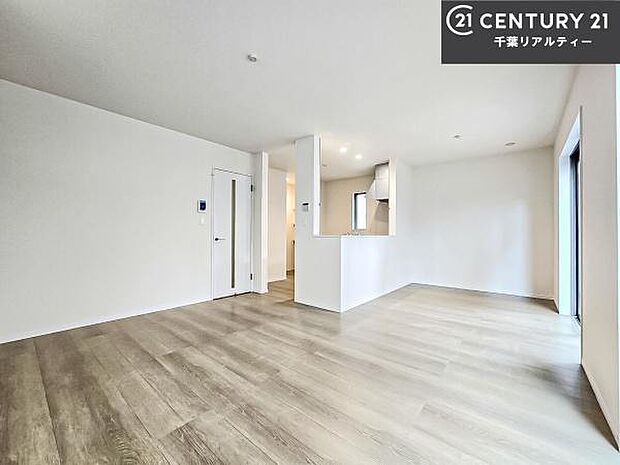 広々ダイニングスペース！ゆったりお食事。笑い声響く楽しい時間が過ごせます。日々の疲れも癒されます！