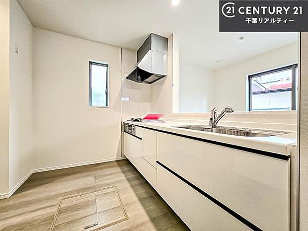 ゆとりある調理スペースで作業がしやすい快適なキッチンです！お子様と一緒にお菓子造りも楽しめる広々スペースです。楽しい調理時間になりそうですね！