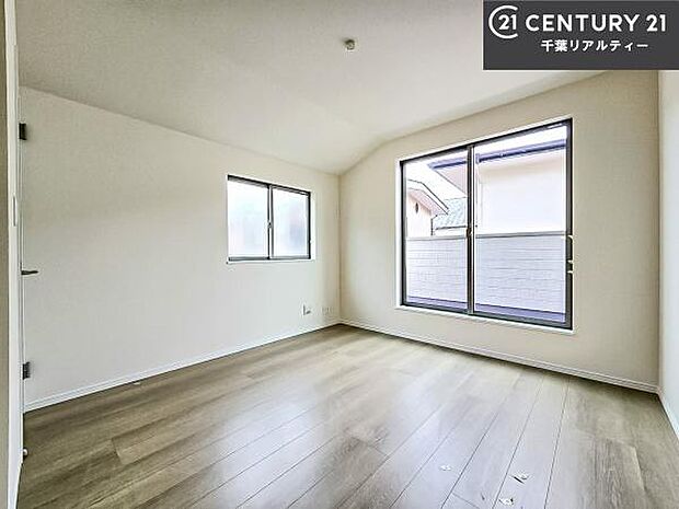 バルコニーに面している洋室です。明るく温もりがあり、換気もしっかりできます！朝起きて、外に出て背伸びをしつつ深呼吸をし良い朝を迎え入れることができます。