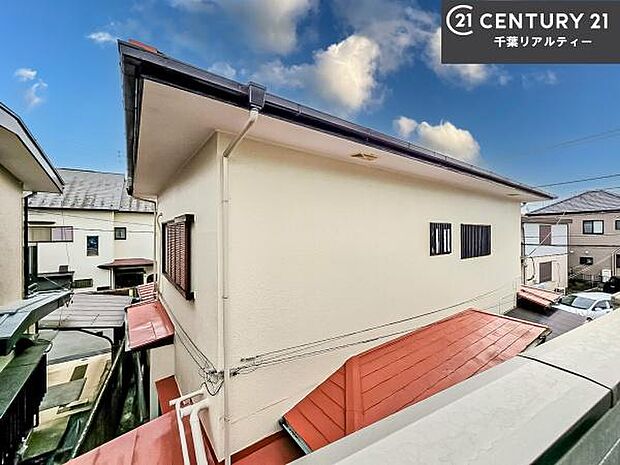 落ち着きある住宅街です！周囲には高い建物がなく、空が広く開放感があり、陽当たりを大きく遮られることもありません！気持ちの良い風が通り抜ける街並みです！