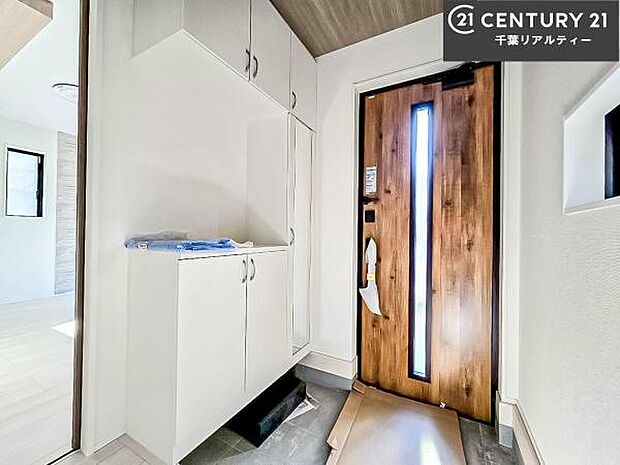 疲れて帰ってきても、ただいま！を言いたくなる、優しく迎え入れてくれる空間になっています。明るく温もり溢れる玄関です！