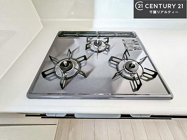 コンロは三口あるのでお料理の同時進行ができます。もちろんグリル付きです。調理スペースも広々している為作業がしやすい！使い勝手が良いシステムキッチンです！