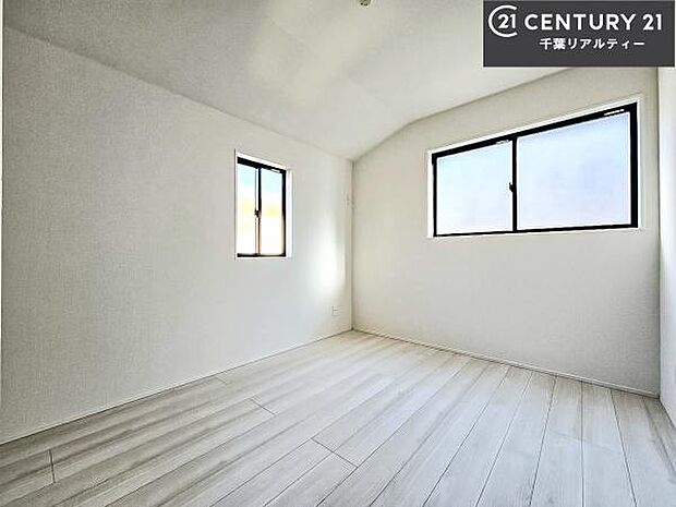 掃き出し窓がないお部屋は、お子様のお部屋としても安心です！収納スペースも充実しているので散らかったお部屋をサッと片付けられます！