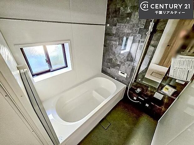 落ち着きある大人の雰囲気のバスルームは、味が出ていてバスタイムが充実！お仕事頑張っているご褒美にお好みの匂いの入浴剤を入れて、楽しんでみてはいかがでしょうか？