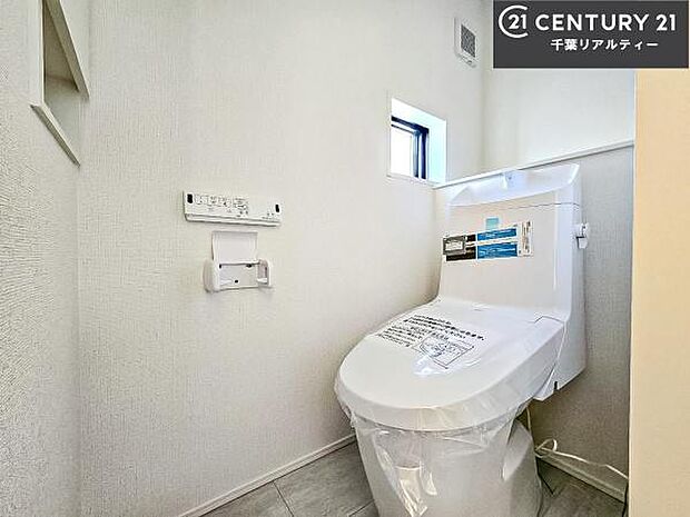 清潔感のある色味のお手洗いです！さわやかでスッキリする空間です！白を基調としているので、お手入れがしやすいトイレです！