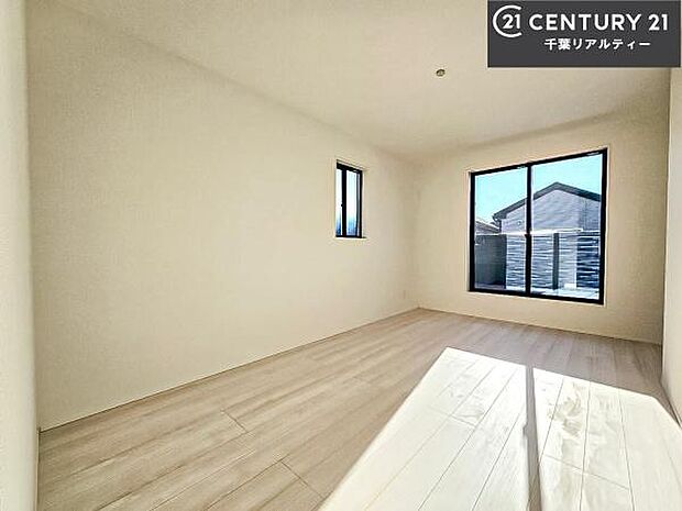 バルコニーに面している洋室です。明るく温もりがあり、換気もしっかりできます！朝起きて、外に出て背伸びをしつつ深呼吸をし良い朝を迎え入れることができます。