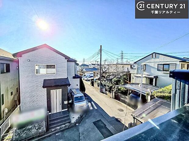 落ち着きある住宅街です！周囲には高い建物がなく、空が広く開放感があり、陽当たりを大きく遮られることもありません！気持ちの良い風が通り抜ける街並みです！