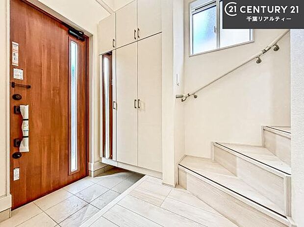 シューズボックス付きなので、玄関が片付きお掃除がしやすいです！スッキリした玄関で戸を開けた瞬間、清潔感のある心地いい空間が出迎えてくれます。