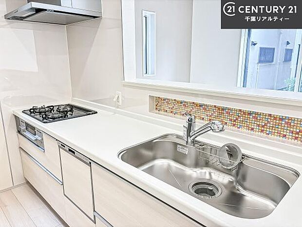 大人気の対面式システムキッチンを採用しています！ご家族のコミュニケーションが自然と増える設計です。お子様にも目が届くので嬉しいですね。広々使えて快適に作業が進みます。