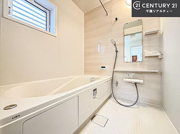 落ち着きある大人の雰囲気のバスルームは、味が出ていてバスタイムが充実！お仕事頑張っているご褒美にお好みの匂いの入浴剤を入れて、楽しんでみてはいかがでしょうか？