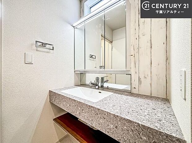 三面鏡仕様の洗面所は、身だしなみがしやすい造り！裏は収納になっています。ドライヤーやお化粧道具を片付けられるので洗面台周りをスッキリと見せることが出来ます！