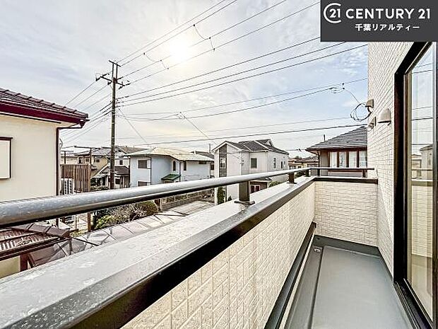 陽当たり良好なバルコニーです！晴れた日には青い空を見渡せる開放的な時間を楽しめます。