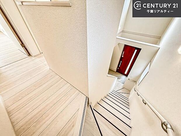 階段は明るく手摺りもついています。お子様やご年配の方も安心してご利用頂けますね。