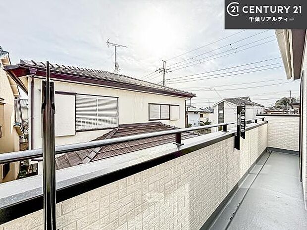 落ち着きある住宅街です！周囲には高い建物がなく、空が広く開放感があり、陽当たりを大きく遮られることもありません！気持ちの良い風が通り抜ける街並みです！