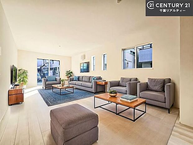 家具はCGパースです。大きな窓からたっぷりの陽ざしが入る明るいリビング。開放感のあるリビングで家族団らんのくつろぎの時間を過ごせます。