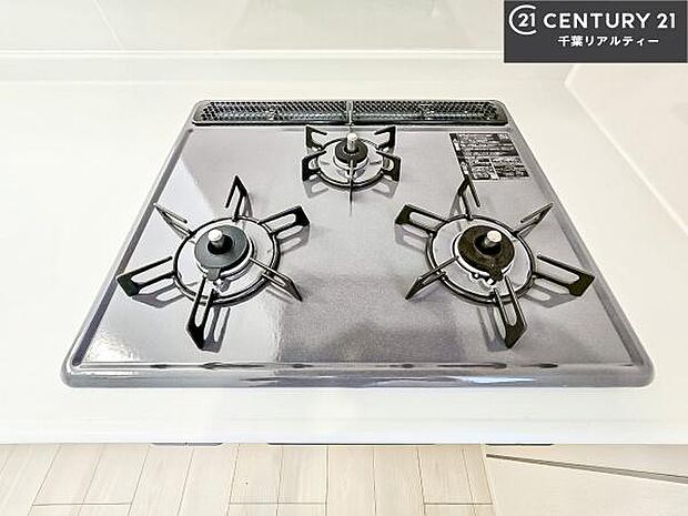 コンロは三口あるのでお料理の同時進行ができます。もちろんグリル付きです。調理スペースも広々している為作業がしやすい!使い勝手が良いシステムキッチンです!