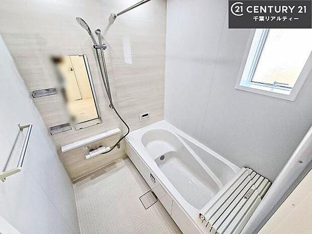 落ち着きある大人の雰囲気のバスルームは、シックなデザインでバスタイムが充実!お仕事頑張っているご褒美にお好みの匂いの入浴剤を入れて、楽しんでみてはいかがでしょうか?