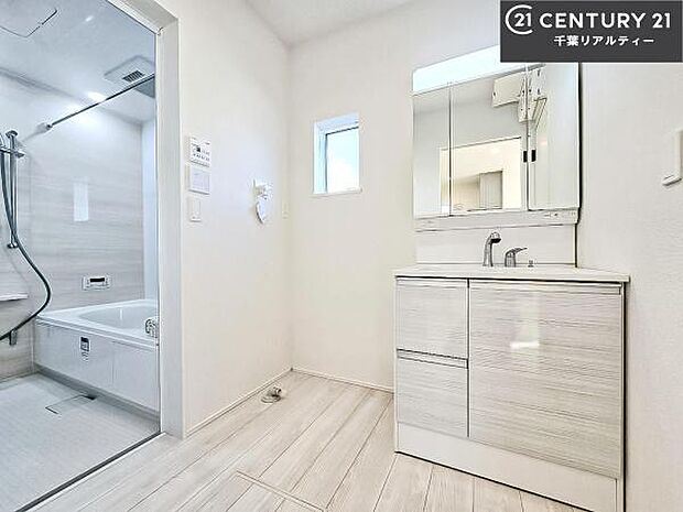 小窓付きの明るい洗面室です!湿気もすぐに入れ替えができて清潔に保つことができます!自然光が差し込むのでお化粧の仕上がりも良くなりますね!