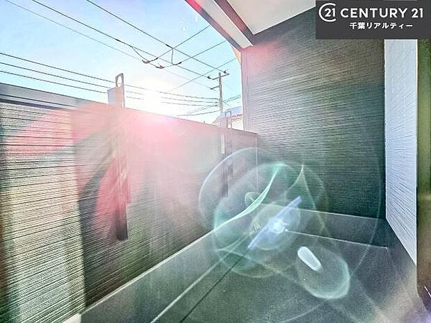 陽当たり良好なバルコニーです!晴れた日には青い空を見渡せる開放的な時間を楽しめます。