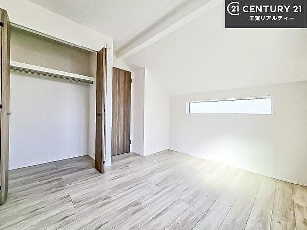 優しい光が差し込む洋室は、朝の目覚めも気持ちが良さそうですね。おうち時間もゆったりと過ごすことができます。優しい色合いのフローリングがどんな家具にもマッチします!