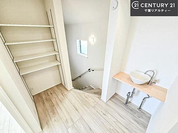 階段は明るく手摺りもついています。お子様やご年配の方も安心してご利用頂けますね。