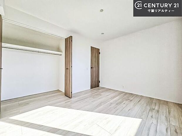 シンプルにデザインされているため、家具を選びません!お気に入りの家具を置いてくつろげる空間を作ることができます。