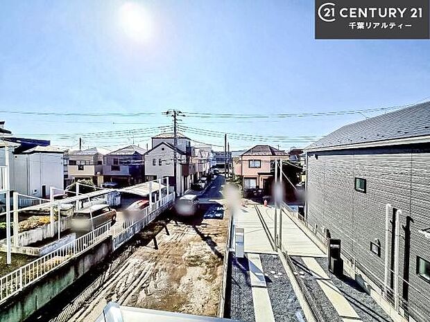 落ち着きある住宅街です!周囲には高い建物がなく、空が広く開放感があり、陽当たりを大きく遮られることもありません!気持ちの良い風が通り抜ける街並みです!