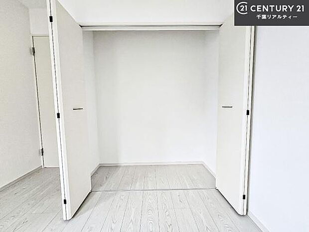住空間をすっきり使うためには必須ポイントの収納スペースですよね。是非現地でご確認ください!