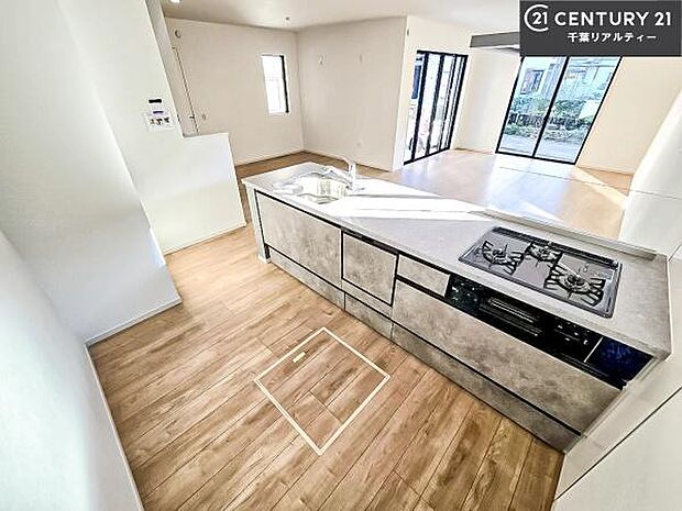 ゆとりある調理スペースで作業がしやすい快適なキッチンです!お子様と一緒にお菓子造りも楽しめる広々スペースです。楽しい調理時間になりそうですね!