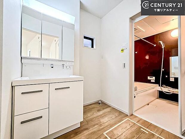 小窓付きの明るい洗面室です!湿気もすぐに入れ替えができて清潔に保つことができます!自然光が差し込むのでお化粧の仕上がりも良くなりますね!