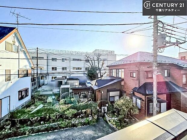 落ち着きある住宅街です!周囲には高い建物がなく、空が広く開放感があり、陽当たりを大きく遮られることもありません!気持ちの良い風が通り抜ける街並みです!