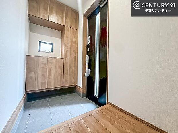 シューズボックス付きなので、玄関が片付きお掃除がしやすいです！スッキリした玄関で戸を開けた瞬間、清潔感のある心地いい空間が出迎えてくれます。