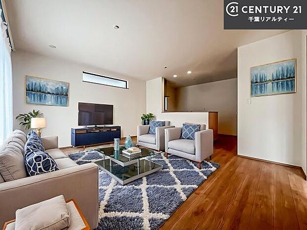 家具はCGパースです。心地良いリビングは家族が自然と集まります。家族団欒の時間が増えそうです。ご家族と、より一層充実した時間を過ごせそうですね。