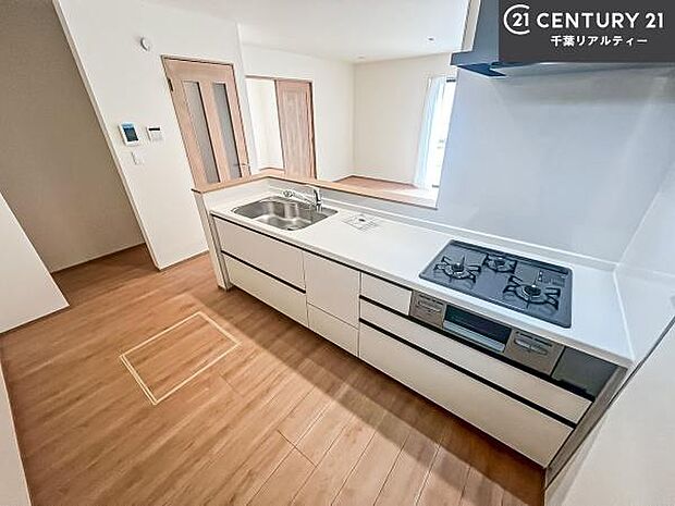 ゆとりある調理スペースで作業がしやすい快適なキッチンです！お子様と一緒にお菓子造りも楽しめる広々スペースです。楽しい調理時間になりそうですね！