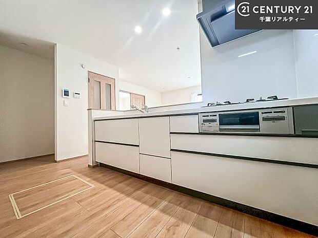 大人気の対面式システムキッチンを採用しています！ご家族のコミュニケーションが自然と増える設計です。お子様にも目が届くので嬉しいですね！広々使えて快適で作業が進みます。