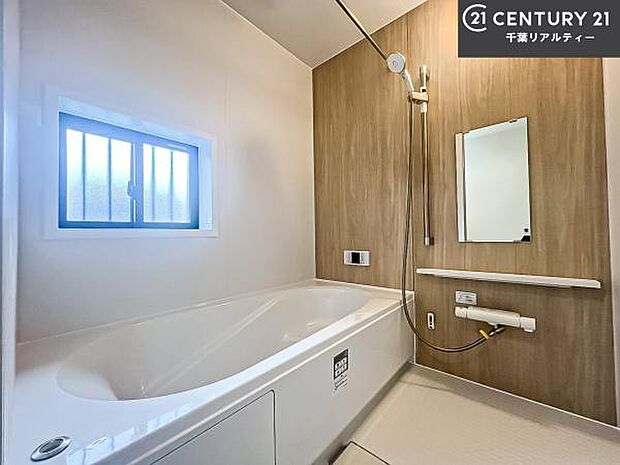 落ち着きある大人の雰囲気のバスルームは、味が出ていてバスタイムが充実！お仕事頑張っているご褒美にお好みの匂いの入浴剤を入れて、楽しんでみてはいかがでしょうか？