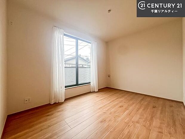 バルコニーに面している洋室です。明るく温もりがあり、換気もしっかりできます！朝起きて、外に出て背伸びをしつつ深呼吸をし良い朝を迎え入れることができます。