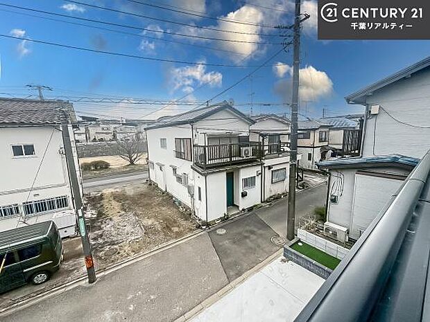 落ち着きある住宅街です！周囲には高い建物がなく、空が広く開放感があり、陽当たりを大きく遮られることもありません！気持ちの良い風が通り抜ける街並みです！