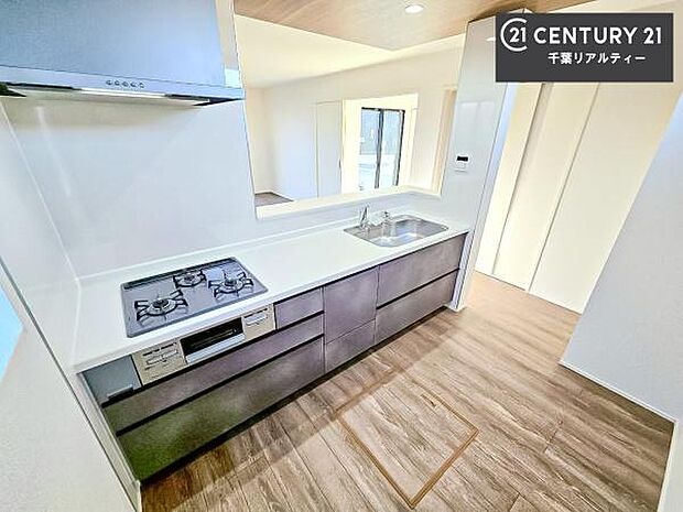 作業がしやすいシステムキッチンです!収納がたくさん付いているので、調理スペースに物を置かなくて済むので、広々使えて、快適に作業ができます!