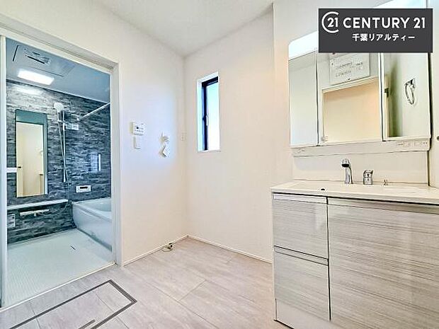 三面鏡仕様の洗面所は、身だしなみがしやすい造り!裏は収納になっています。ドライヤーやお化粧道具を片付けられるので洗面台周りをスッキリと見せることが出来ます!