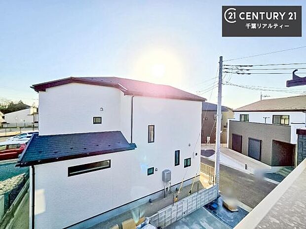 晴れた日には青い空を見渡せる開放的な時間を楽しめます。気持ちの良い風が通り抜ける街並みです!