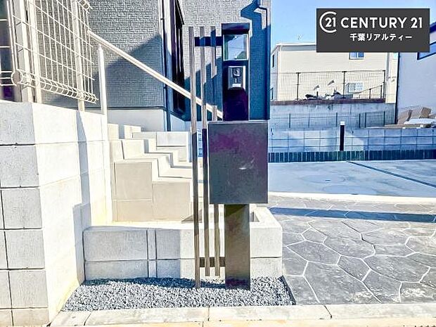 郵便ポスト付きで不在時でも荷物が受け取れてとっても便利!家にいなきゃいけないストレス回避!再配達の手間が省けます!