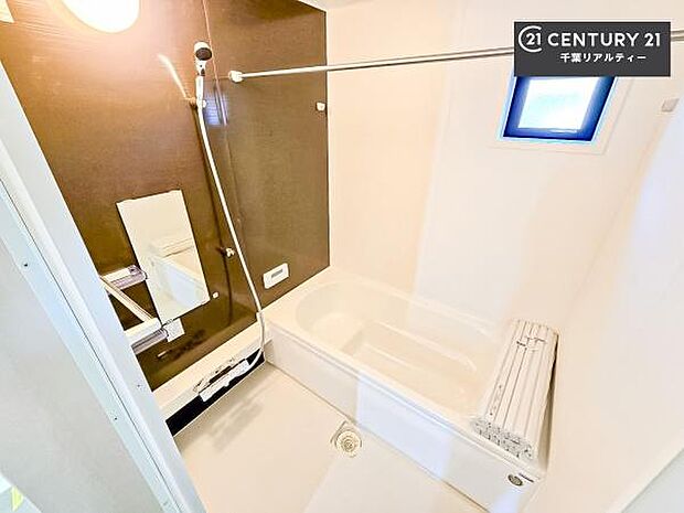 落ち着きある大人の雰囲気のバスルームは、味が出ていてバスタイムが充実!お仕事頑張っているご褒美にお好みの匂いの入浴剤を入れて、楽しんでみてはいかがでしょうか?