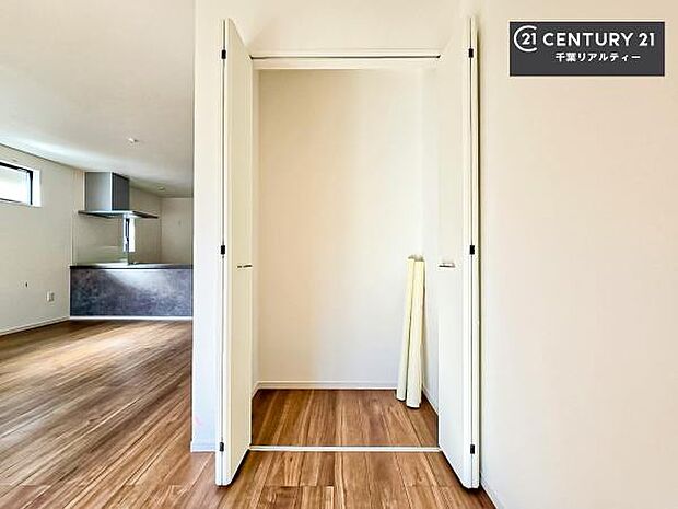 住空間をすっきり使うためには必須ポイントの収納スペースですよね。是非現地でご確認ください!