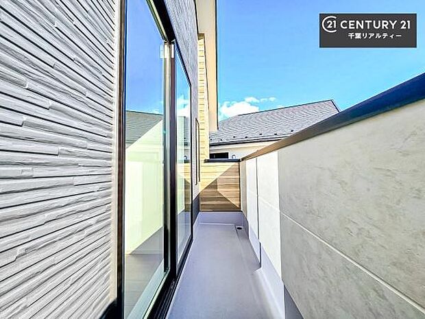 陽当たりの良いバルコニーで、お洗濯物もよく乾きそうですね!お天気の良い日にはバルコニーへ出てリフレッシュするのも気持ちよさそうです。