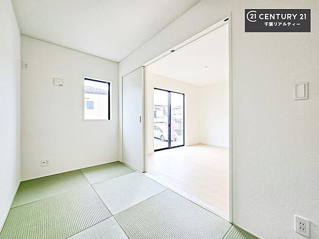 タタミの香りが安らぎを与える、リラックス空間。窓も大きく開放感のある和室となっております。日本人の心感じる「和」の空間。