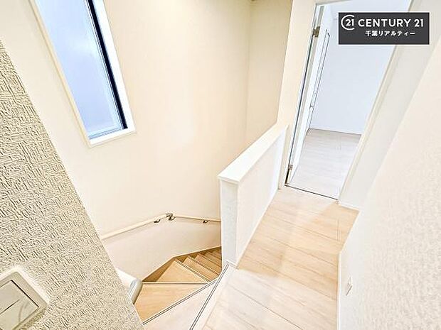 階段は明るく手摺りもついています!お子様やご年配の方も安心してご利用頂けますね!